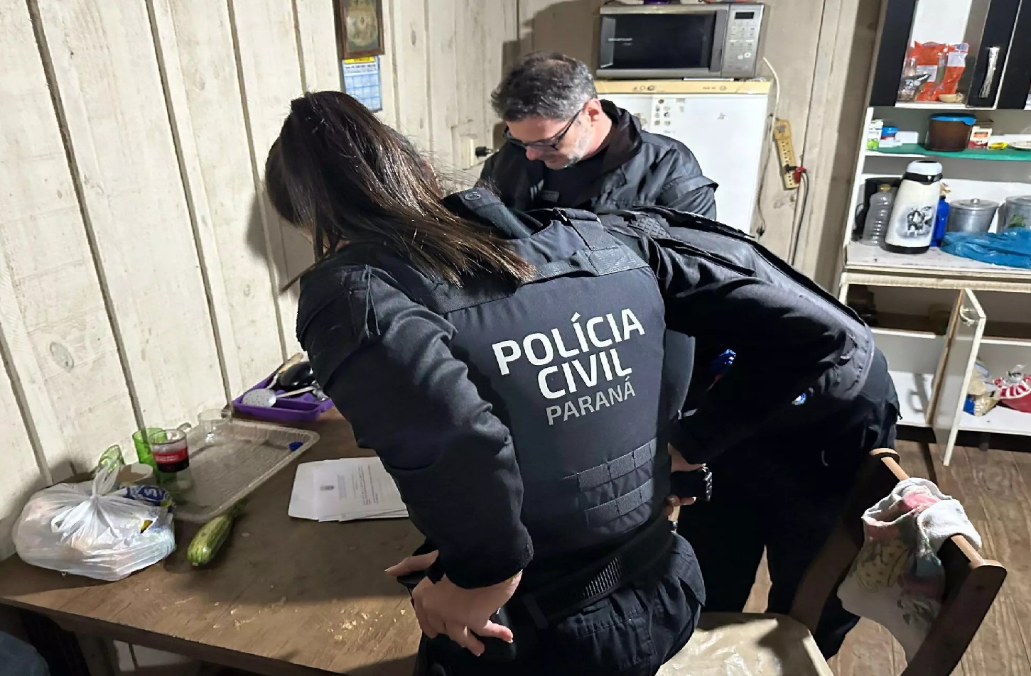 Operação da PC do Paraná contra grupo de traficantes cumpre mandados em SC
